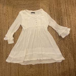 Säljer nu en vit söt sommar klänning i mycket fint skit. Storlek 38. Vi kommer ifrån ett djur och rökfritt hem 