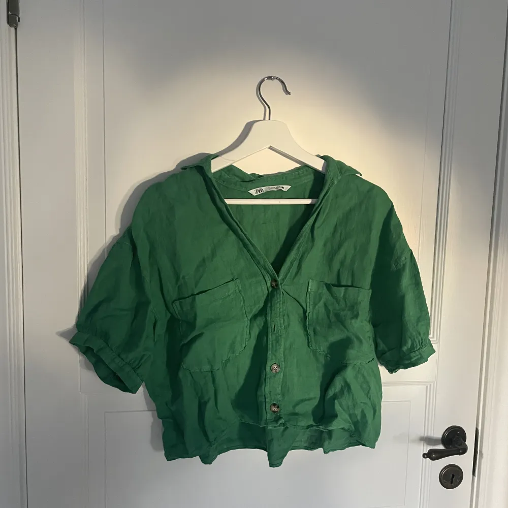 kortärmad grön linne skjorta från zara. Oanvänd och därmed i nyskick. Pris kan diskuteras. Fler bilder vid defterfrågsn . Skjortor.