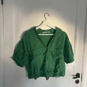 kortärmad grön linne skjorta från zara. Oanvänd och därmed i nyskick. Pris kan diskuteras. Fler bilder vid defterfrågsn 