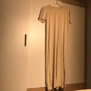 Väldigt lång t-shirt klänning med slits längst ner på benet 