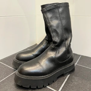 Svarta kängor - Snygga svarta kängor från ASOS. Använda något fåtal gånger, superbra skick. Storlek 35, men uppskattar mer som en 36. 200:- ex frakt