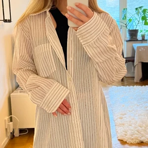 Oversized skjorta - Oversized brunrandig skjorta i herrmodell köpt på secondhand. Storlek 41(uppskattar till en översized L). 75:- ex frakt. 