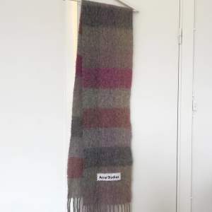 Säljer denna fina rosa/gråa halsduk i ullblandnkng från ACNE. Sparsamt använd, i fint skick. Så varm och mysig i vinter 💞  Nypris 2800 kr.  Material: 33% alpacka, 25% ull, 22% nylon, 20% mohair 