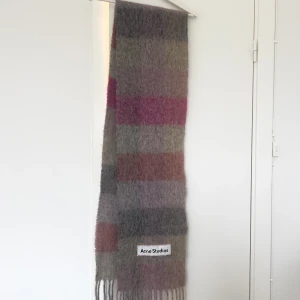 ACNE halsduk - Säljer denna fina rosa/gråa halsduk i ullblandnkng från ACNE. Sparsamt använd, i fint skick. Så varm och mysig i vinter 💞  Nypris 2800 kr.  Material: 33% alpacka, 25% ull, 22% nylon, 20% mohair 