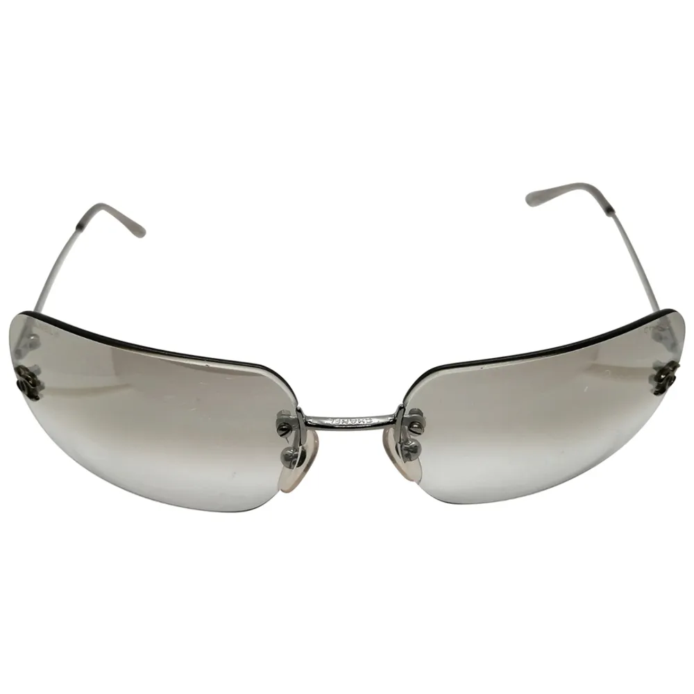 Solglasögon från Chanel köpta på Vestiaire 2022. Var i stort sett nya när jag köpte dem och har knappt använts sedan dess. Tillkommer glasögonfodral. Kan skicka fler bilder ifall det önskas! 🩷. Accessoarer.
