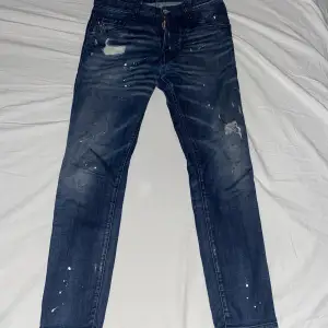 Dsquared2 jeans i bra skick, inte används så mycket. Kan skicka fler bilder vid intresse. 