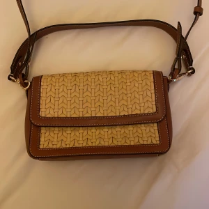 Handväska - Superfin handväska från & other stories. Använd fåtal gånger, i ny skick. Köpt för 1100 men säljer för 300