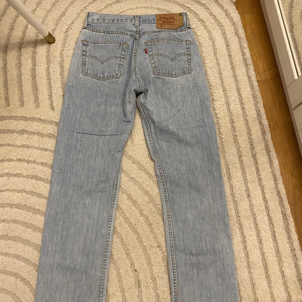 Supersnygga ljusblå jeans från Levis. Jeansen är i den populära modellen 501 och är i storlek W29 L34. Midjemåttet är 37cm och innerbenslängden är 81cm. De är i bra skick men säljs pga att de inte kommer till användning💓(första två bilderna är lånade). Jeans & Byxor.