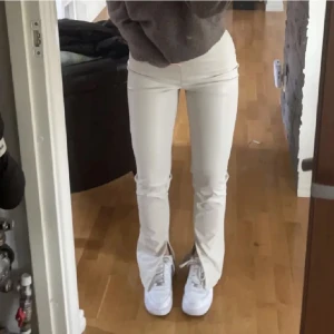 Beiga skinnbyxor - Dessa byxor är i nyskick med lappen kvar från Nelly. Stretchiga byxor med dragkedja i sidan. Byxorna är boutcut med slits lägnst ner, stolek xxs men passar även xs❣️kom med egna prisförslag i chatten❣️Köparen står för frakten