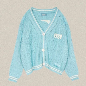 1989 cardigan  - Köpt direkt från Taylor’s store och fortfarande i original förpackning! Den har endast öppnats för att testas men den var tyvärr för stor. 