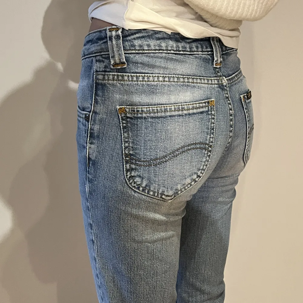 Mina gamla lågmidjade lee jeans som säljs då dem inte används längre❤️. Nypris 1300kr. Skriv privat för fler bilder! Köpare står för frakt. Jeans & Byxor.