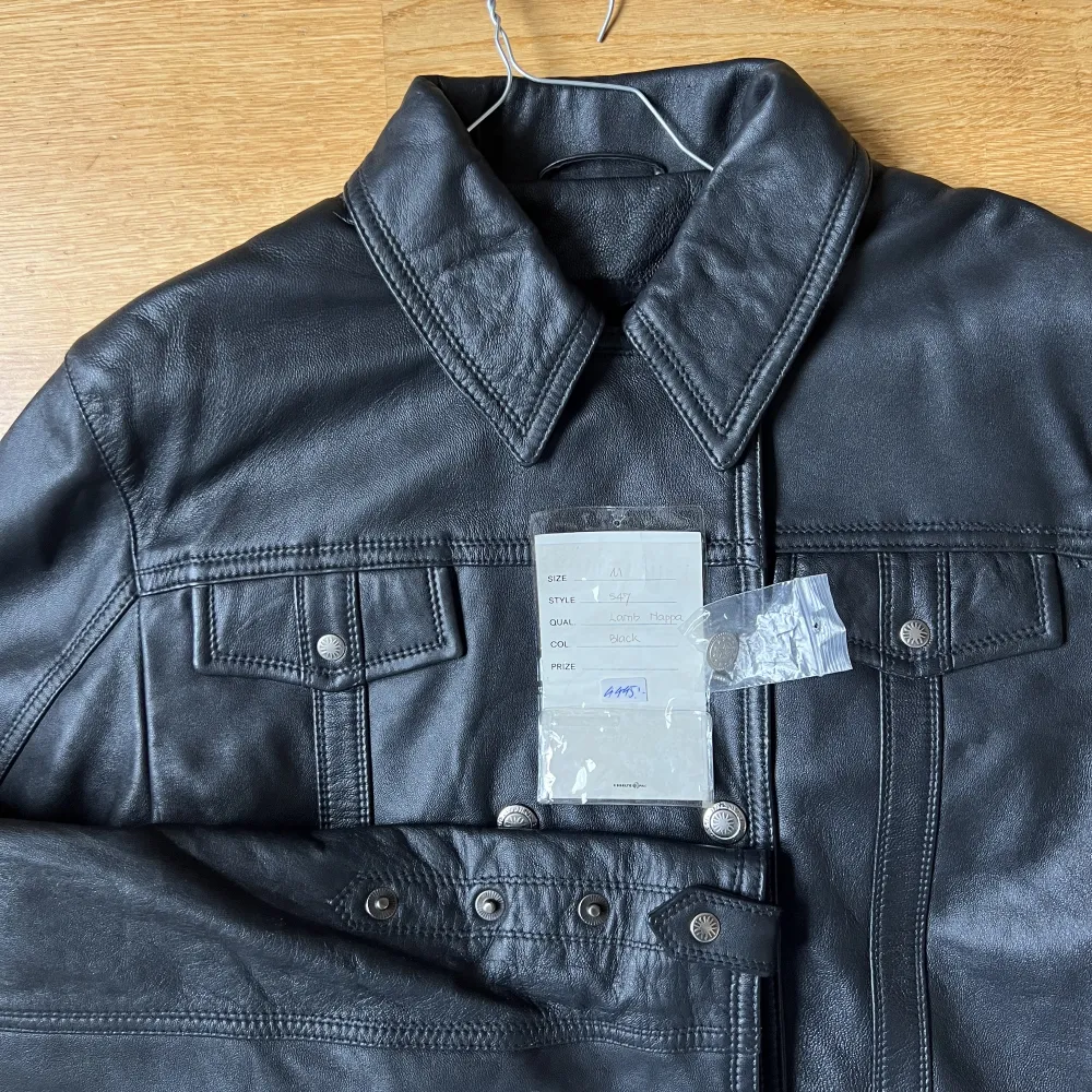 Så snygg läderjacka/ bikerjacket. Står att det är lammskinn och den var oanvänd när jag köpte den av återförsäljare. Passar typ alla beroende på hur man vill att den ska sitta. Finns justerbara ärmar. Nästan som ny.. Jackor.