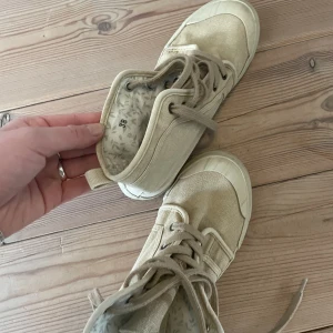 Beiga sneakers - Skitsnygga beiga sneakers som tyvärr är lite för små för mig! Skriv privat för fler bilder💕