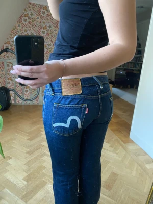 evisu jeans - jätte snygga lågmidjade och knappt använda bootcut evisu jeans. midjemått 40cm och innebenslängden 82cm 