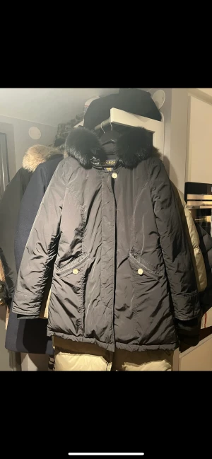 Woolrich vinterjacka - Vinterjacka ifrån woolrich Använd men i bra skick.  Storlek M.   Nypris 12.000kr   https://www.farfetch.com/se/shopping/women/woolrich-arctic-parkas-item-18654084.aspx?lang=sv-SE&size=20&storeid=13660&utm_source=google&utm_medium=cpc&utm_keywordid=1024119