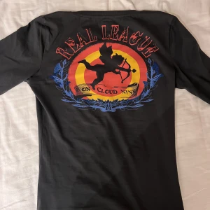 Replay tröja med tryck på ryggen - Cool vintage replay tröja med ett snyggt tryck på ryggen. Bra kvalite, se bild för passform. Jag är 178cm brukar ofta ha s-m i tröjor💕