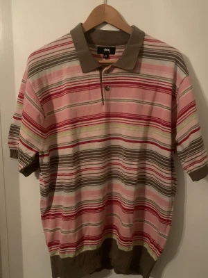 Stussy Shirt🔥 - Säljer min stussy tröja då den inte kommer till användning, knappt använd. Storlek XL men passar som L