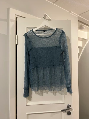 Isblå genomskinlig blus från river island - Blusen är i mycket bra skick och har används flera gånger. Den har en mycket luftigare passform och är lite större i storleken.