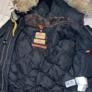 Parajumper - Använd väldigt få gånger passar inte mig jag är 175 men min vän som e 180 passa den perfekt på