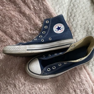 Converse - Marinblåa converse. Använd enbart några få gånger. Skosnören saknas. Strl 36.5