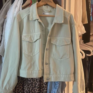 Jeansjacka - Ljusgrön jeansjacka från Gina! Knappt använd💗