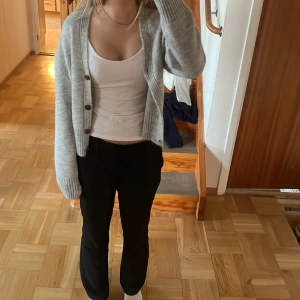 Stickad kofta - En grå stickad kofta! Inte använd ofta. Skriv vid intresse🫶🏻