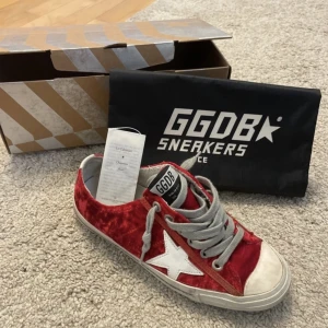 Golden goose skor - Säljer mina coola golden goose skor som är använda ett fåtal gånger❣️ stolek 36. nypris 3699kr och säljer för 1150kr. Boxen ingår och även dust bag❤️