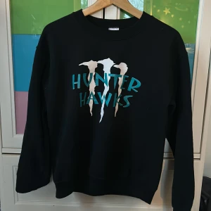 Monster tröja  - Monster sweatshirt i herrstolrek S. Lite nopprig på insidan men annars i fint skick. 