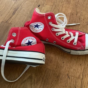 Converse  - Super snygga röda Converse skor! Använts några gånger men syns knappt! Säljer för 300 men kan sänkas 