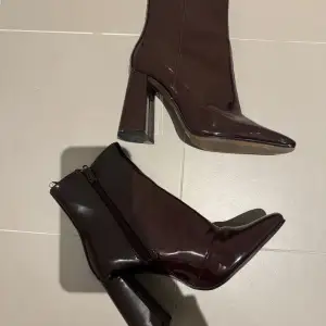 Snygga boots klackar. Använd ett fåtal gånger🤎Lila/rödbrun färg 
