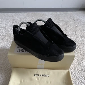 Arigato skor - Hej, säljer nu mina arigato skor för 1000kr kan hå ner till 900 vid snabb affär, skorna är i storlek 42 och de är i 7/10 i skick.