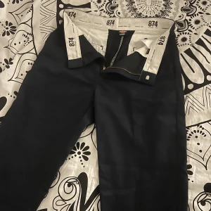 Dickies byxor - Fina dickies byxor i fint skick. Använda två gånger. Nypris 700kr säljer för 350.
