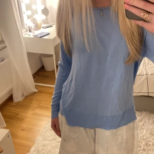 Tunn stickad tröja🩵 - Säljer denna tunna stickade tröjan, köpt på zara. Perfekt skick. Säljer för att jag inte tyckte den passade på mig. Stryker den såklart innan jag skickar den. Kontakta vid frågor eller fler bilder!🤗