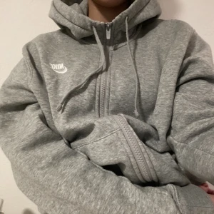 Nike-hoodie med dragkedja - Använd kanske 2-3 gånger💕