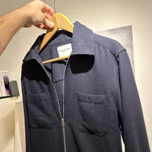 These glory days overshirt st M - En mörkblå overshirt Fläckfri  