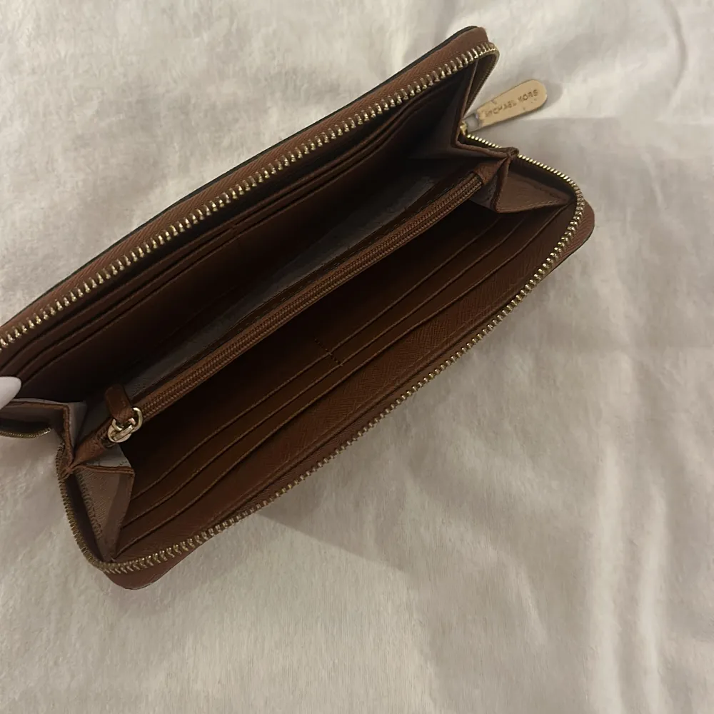 En mörk brun plånbok som är i bra Skick. Hyfsad stor plånbok jätte bra när man ska resa. ✨🤎. Accessoarer.
