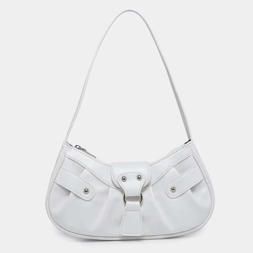 Säljer denna vita väska från Shein då den aldrig kommit till användning. Den är gjord i PU-läder.. Väskor.