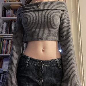 Off shoulder tröja  - En super snygg off shoulder tröja säljer pga jag har en likadan 