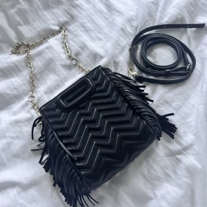 Svart Maje väska - Liten svart maje väska med mönster❤️både kedjan och långt band finns med❤️bra skick men med små defekter❤️pris kan diskuteras❤️