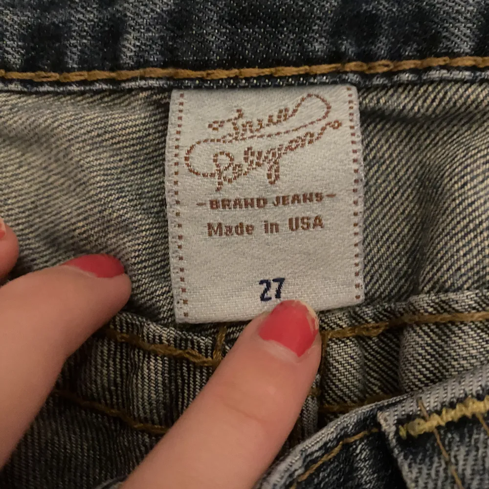 Ett par utsvängda, lågmidjade true religion jeans som jag köpt på en secondhand i Danmark för cirka 800kr. Jag har fått dom uppsydda och dom är litet slitna men själv har jag knappt använt dom. Dom är lite stora i midjan men passar mig som är S och 163🤩🥰. Jeans & Byxor.