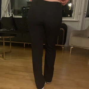 Kostymbyxor  - Låga kostymbyxor i storlek XXS fast passar XS men även S! byxorna är i gott skick! 