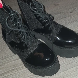 Platform skor - Storlek 37 (bilden har katthår på) knappast användt 