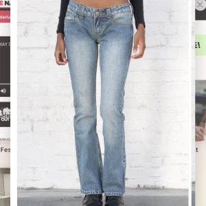 Brandy Melville jeans - Modell ”kylie” från brandy Melville. Lågmidjade och utsvängda i fin blå nyans (mina egna bilder är mörkare). Endast använda ett par gånger. Köpta för 500. Dubbelkolla gärna med mig innan du trycker på ”köp nu” 😊