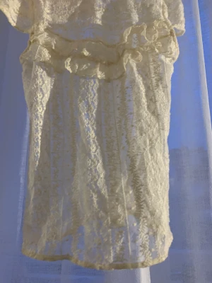 Blus - Säljer denna fina blus från zara (slutsåld) storlek xs, i beige ❤️ kontakta mig om ni vill ha fler bilder eller har några frågor 