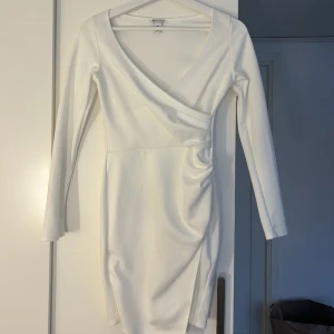 Student/Skolavslutningenklänning - Säljer denna helt oanvända klänning , perfekt till skolavslutningen eller student. Köpt på Nelly i storlek XS.