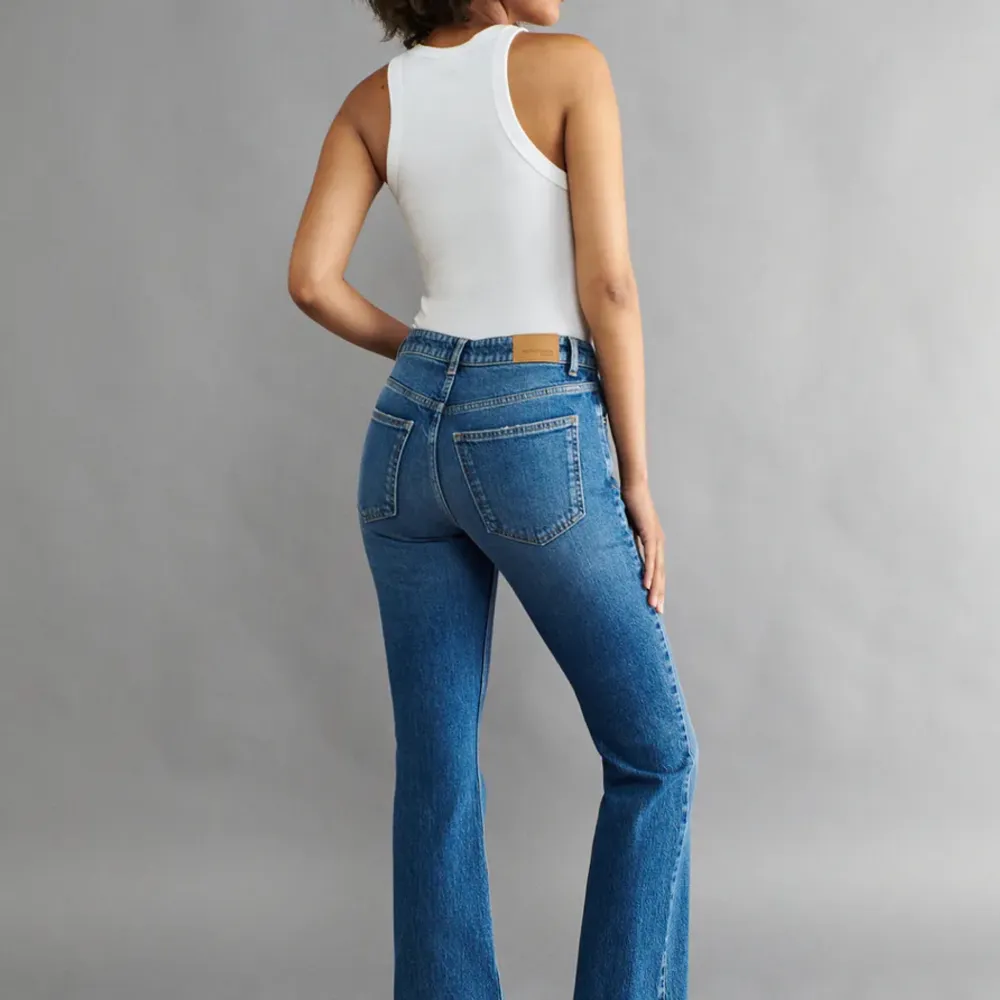 Säljer dessa bootcut jeans från Gina tricot få dom blivit för små för mig. Bra skick.. Jeans & Byxor.