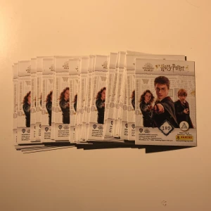 Harry Potter samlar kort - Harry Potter samlar kort. Fråga gärna om något speciellt kort så svarar jag så snabbt som möjligt. Priset är 10 kr för ett kort men för fler kort kan priset diskuteras.