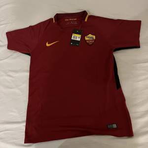 Fet Roma med tröja med legendariska Totti på ryggen , tröjan är oanvänd och en 1:1 kopia, väldigt bra kvalite och identisk med riktiga 