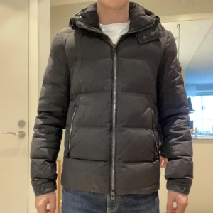 J.Lindeberg dunjacka - En riktigt skön J.Lindeberg dunjacka perfekt inför vintern! Den är i väldigt fint skick! Storlek S.  Hör av dig om du har några funderingar!