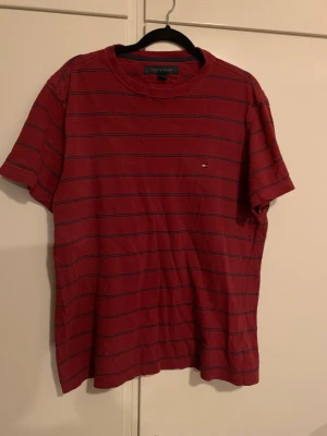 Tommy hilfiger - Super snygg Tommy hilfiger tröja i ny skicka den är väldigt använd och är varför priset är så lågt